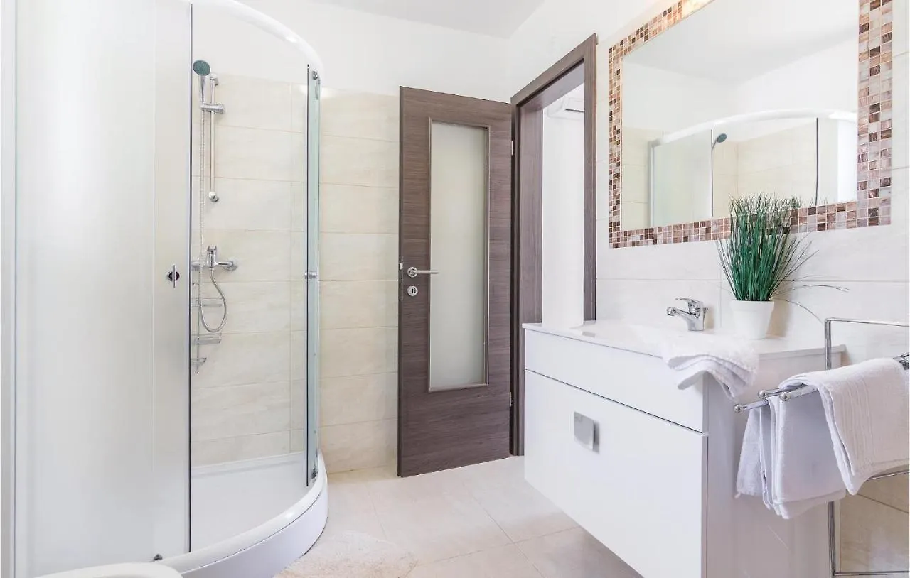Nice Home In Sv,Petar U Sumi With Jacuzzi Pamići