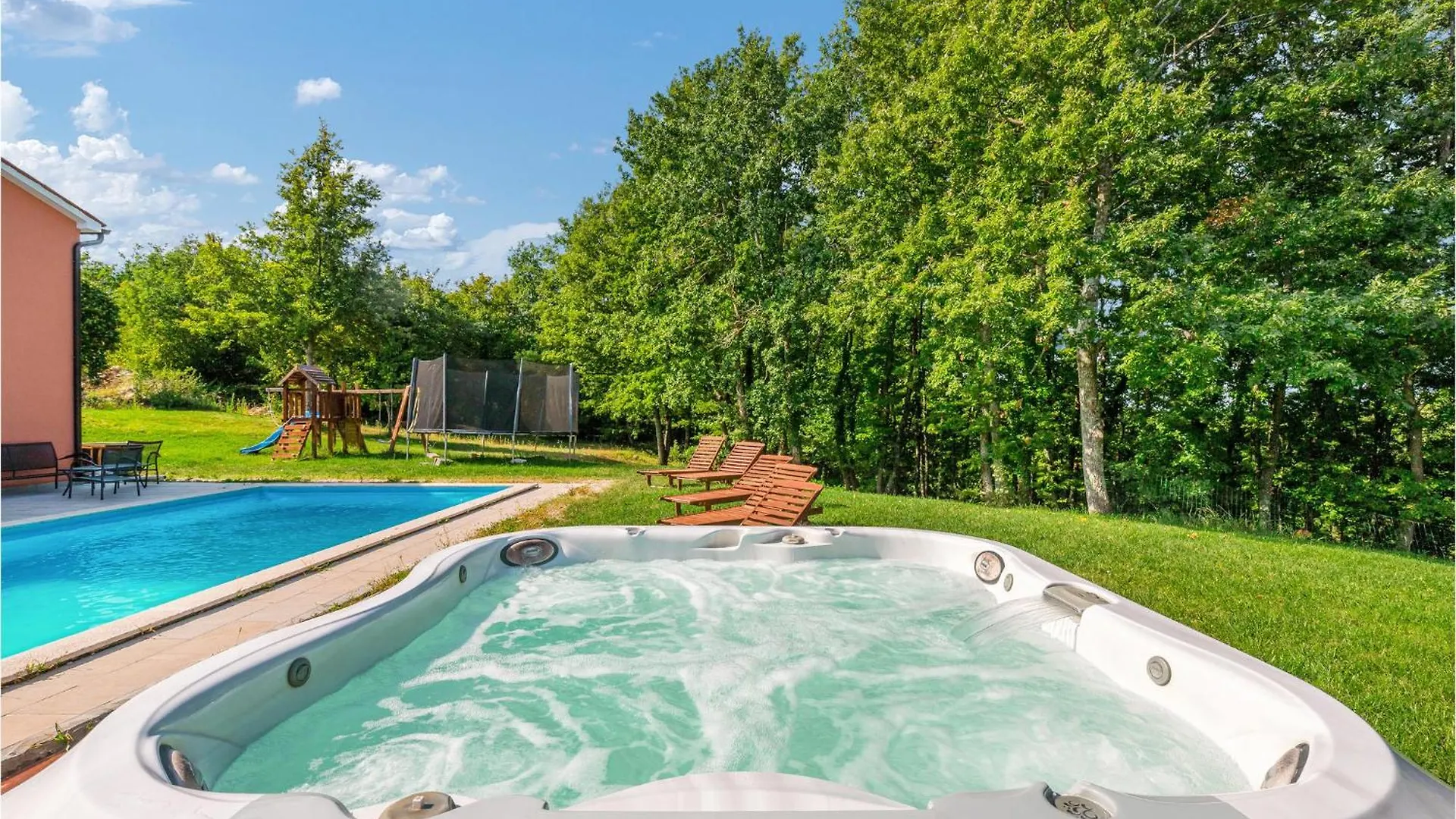 Nice Home In Sv,Petar U Sumi With Jacuzzi Pamići Feriehus